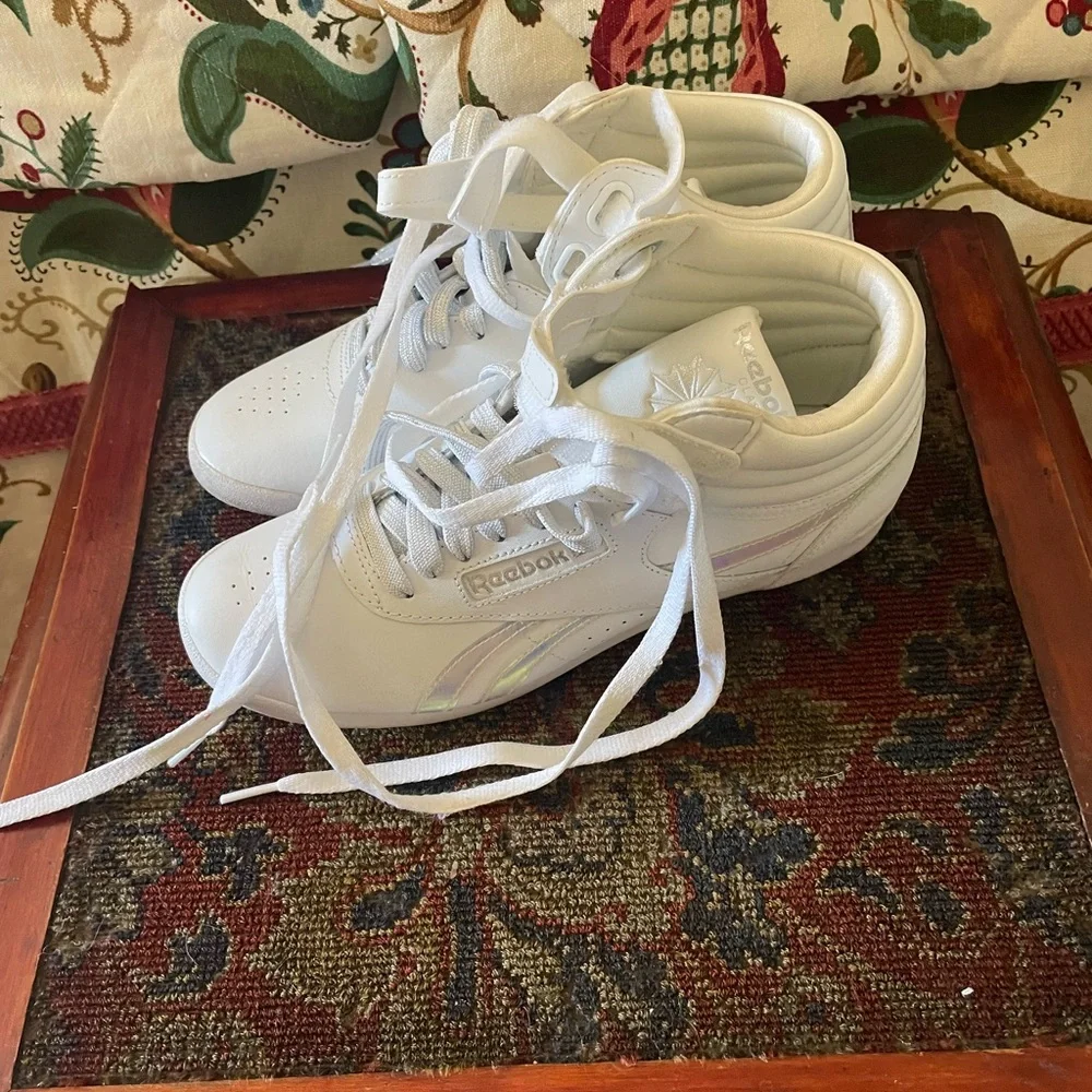 NWOT Reeboks 8 - Picture 2 of 4